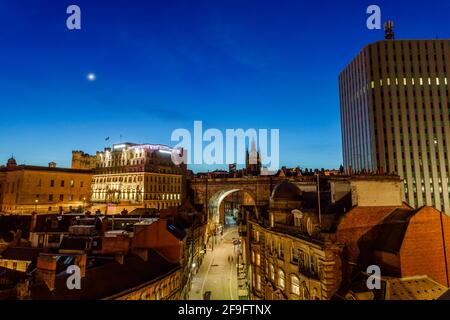 Newcastle upon Tyne UK: 16 marzo 2021: Newcastle Quayside Skyline di notte con cielo blu profondo Foto Stock