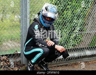 Imola, Italia. 18 Apr 2021. Motorsport: Campionato del mondo Formula uno, Gran Premio d'Emilia-Romagna, gara. Valtteri Bottas dalla Finlandia del Mercedes-AMG Petronas F1 Team siede sul recinto dopo l'incidente con il pilota Williams Russell. Credit: Hasan Brantic/dpa/Alamy Live News Foto Stock