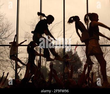 COME UN RISCALDAMENTO PER IL NUOVO GIORNO DI ANNI CHEERLEADER PARADE DA TUTTO IL PAESE ROMPERE UN RECORD BRITANNICO DA THOWING 8 CHEERLEADER IN ARIA IN UNA VOLTA NEL TOWER THISTLE HOTEL, LONDRA. 29/12/02 PILSTON Foto Stock