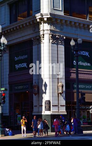 Chicago, Illinois, Stati Uniti. Il centro dell'universo, terra zero, almeno per Chicago. L'incrocio tra state Street e Madison Street nel Chicago's Loop. Foto Stock