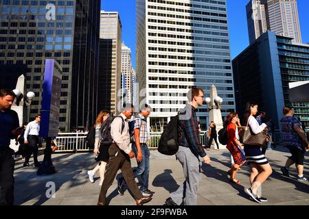 Chicago, Illinois, Stati Uniti. I lavoratori del giro della città si dirigono a casa all'ora di punta mentre si dirigono verso Union Station. Foto Stock