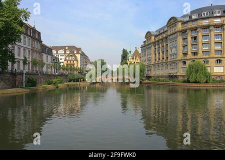 Riflessioni sui canali a Strasburgo, Francia Foto Stock