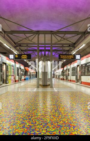 Dortmund, Germania - 10 agosto 2020: Metro Dortmund Stadtbahn stazione metropolitana leggera Unionstrasse formato ritratto in Germania. Foto Stock