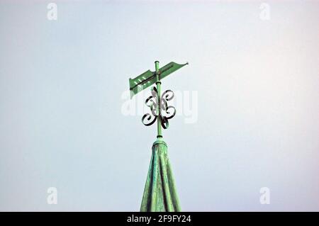 Una weathervane a forma di una penna di vecchio stile che onora l'autore Jane Austen sulla cima della chiesa di San Nicola a Steventon, Hampshire wh Foto Stock