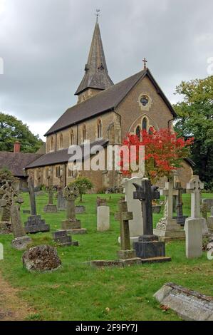 La Chiesa di San Luca, Greishott, Surrey. L'autore dei romanzi Sherlock Holmes - Sir Arthur Conan Doyle adorò questa chiesa quando visse Foto Stock
