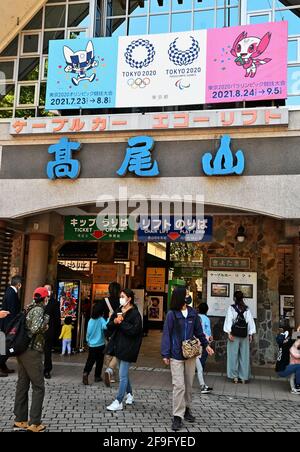 Hachioji, Giappone. 18 Apr 2021. Un banner per i Giochi Olimpici di Tokyo 2020 è visto alla stazione di Mt.Takao a Hachioji, Tokyo, Giappone, domenica 18 aprile 2021. Foto di Keizo Mori/UPI Credit: UPI/Alamy Live News Foto Stock