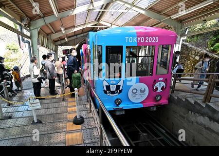 Hachioji, Giappone. 18 Apr 2021. Tokyo 2020 Giochi Olimpici Wrapping la funivia è vista alla stazione Kiyotaki di Hachioji, Tokyo, Giappone, domenica 18 aprile 2021. Foto di Keizo Mori/UPI Credit: UPI/Alamy Live News Foto Stock