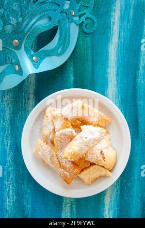 Frappe o chiacchiere italiane - frittelle tipiche del carnevale spolverate con zucchero in polvere Foto Stock