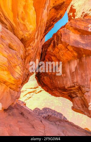 Natural Slit o slot su arenaria e roccia Aztec Red Formazione al Valley of Fire state Park in Nevada Foto Stock