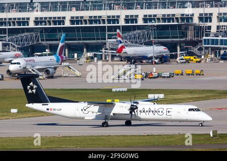 Stoccarda, Germania - 13 ottobre 2018: Austrian Airlines Bombardier DHC-8-400 aereo all'aeroporto di Stoccarda (Str) in Germania. Foto Stock