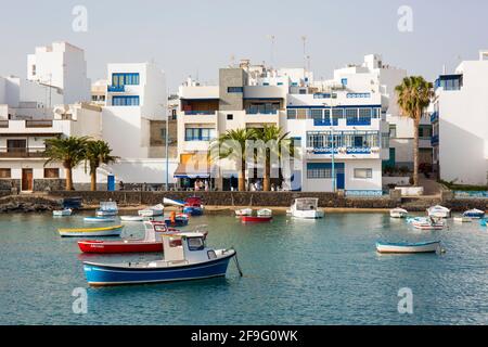 Arrecife, Lanzarote, Isole Canarie, Spagna. Barche colorate all'ancora nelle acque tranquille del Charco de San Ginés. Foto Stock