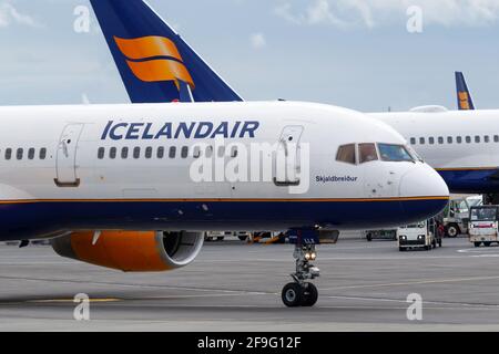 Keflavik, Islanda - 4 luglio 2017: Icelandair Boeing 757-200 aereo all'aeroporto di Reykjavik Keflavik (KEF) in Islanda. Boeing è un aereo americano ma Foto Stock