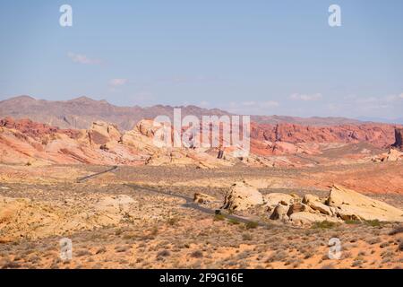 La curva Highway si estende fino a Horizon sulla Red Aztec Sandstone Mountain E formazione rocciosa al Valley of Fire state Park in Nevada Foto Stock