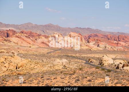 La curva Highway si estende fino a Horizon sulla Red Aztec Sandstone Mountain E formazione rocciosa al Valley of Fire state Park in Nevada Foto Stock