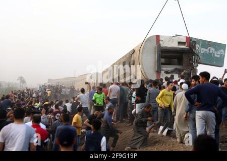 Toukh, Egitto. 18 Apr 2021. I soccorritori lavorano sul sito di un deragliamento ferroviario nella città Delta di Toukh, Egitto, il 18 aprile 2021. Almeno 97 persone sono state ferite in un deragliamento ferroviario la domenica nella città del Delta di Toukh, a nord della capitale egiziana il Cairo, ha detto il Ministero della Salute egiziano. Credit: Ahmed Gomaa/Xinhua/Alamy Live News Foto Stock