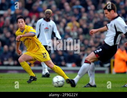 FULHAM V LEEDS 2/12/2001 ROBBIE FOWLER E STEVE FINNAN FOTO DAVID ASHDOWN.FOOTBALL Foto Stock