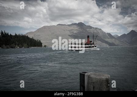 Antico battello a vapore sul lago Wakatipu a Queenstown, Isola del Sud della Nuova Zelanda Foto Stock