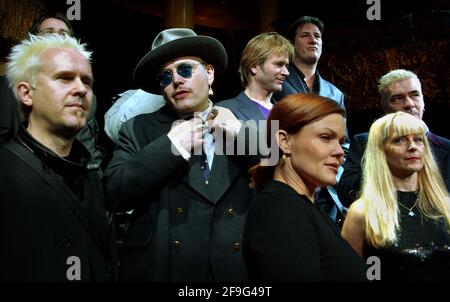 L-R HOWARD JONES, ADAM ANT, STEVE NORMAN, TONY HADLEY, BELINDA CARLISLE, TOYAH E JOHN KEEBLE A UN PHOTOCALL PER UN INSIEME E UN TOUR DELLE STAR DELLA MUSICA DEGLI ANNI 80 . 20/11/01 PILSTON - Stuart Goddard Foto Stock