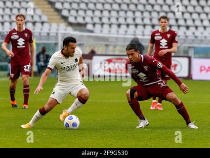 Pedro Rodriguez Ledesma (come Roma) e Armando Izzo (Torino FC) durante la Serie a Italiana 2020-21, partita di Ootball tra Torino FC e COME Roma, aprile Foto Stock