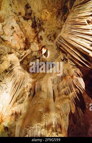 Interno in grotta con stalattite e stalagmite Foto Stock