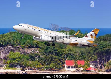 Mahe, Seychelles - 24 novembre 2017: Etihad Airways Airbus A320 aereo all'aeroporto internazionale delle Seychelles (SEZ) nelle Seychelles. Airbus è un UE Foto Stock