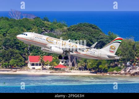 Mahe, Seychelles - 24 novembre 2017: Etihad Airways Airbus A320 aereo all'aeroporto internazionale delle Seychelles (SEZ) nelle Seychelles. Airbus è un EUR Foto Stock