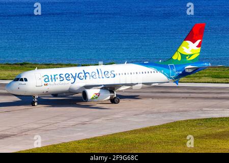 Mahe, Seychelles - 26 novembre 2017: Airbus A320 Air Seychelles all'aeroporto internazionale Seychelles (SEZ) alle Seychelles. Airbus è un EUR Foto Stock