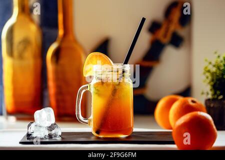 Spremuta fresca di arancia e succo di mela su un supporto nero Foto Stock