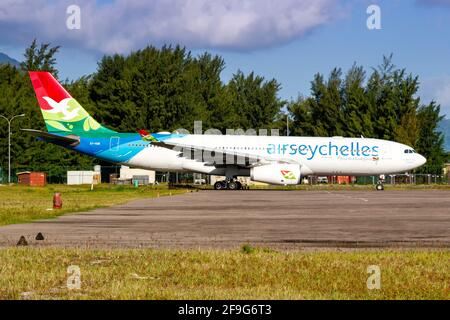 Mahe, Seychelles - 26 novembre 2017: Aereo Air Seychelles Airbus A330 all'aeroporto internazionale Seychelles (SEZ) alle Seychelles. Airbus è un EUR Foto Stock