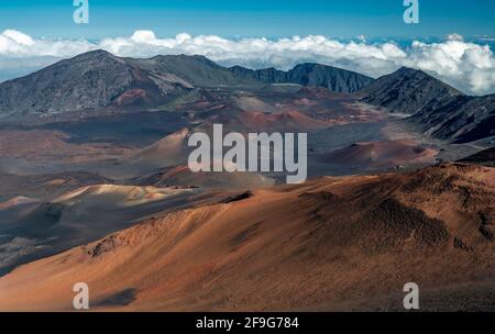 Panoramico e maestoso cratere di Haleakala, Maui, Hawaii, USA Foto Stock