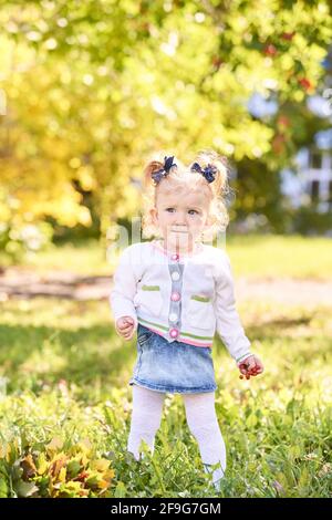 Bambina. Colori giallo autunno e verde. Natura cortile Foto Stock