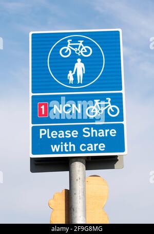 National Cycle Network NCN Route 1, si prega di condividere con Care, Whitley Bay, Inghilterra nord-orientale, Regno Unito Foto Stock