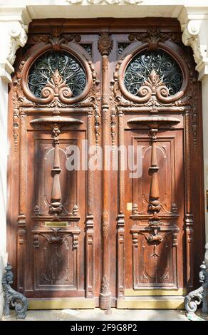 Vecchia porta ornata a Parigi, Francia - tipico vecchio edificio di appartamenti. Foto Stock