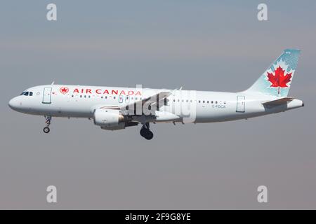 Los Angeles, Stati Uniti d'America - 22. Febbraio 2016: Air Canada Airbus A320 all'aeroporto di Los Angeles (LAX) negli Stati Uniti. Airbus è un costruttore di aeromobili di Tolosa Foto Stock