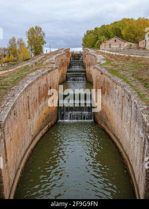 Le porte di chiusura del canale nel canale de castilla a Fromista, Spagna, 21 ottobre 2009 Foto Stock