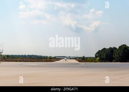 Un piccolo piano che tassa per la pista dentro a piccolo A aeroporti ad Antalya Foto Stock