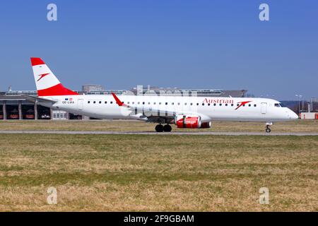 Stoccarda, Germania - 6 aprile 2018: Austrian Airlines Embraer 195 aereo all'aeroporto di Stoccarda (Str) in Germania. Embraer è un produttore di aeromobili Foto Stock