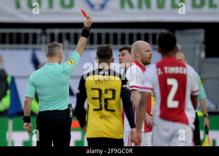 ROTTERDAM , PAESI BASSI - APRILE 18: Arbitro Bjorn Kuipers, Jacob Rasmussen di Vitesse durante la finale della Coppa olandese partita tra Ajax e Vitesse al d Foto Stock