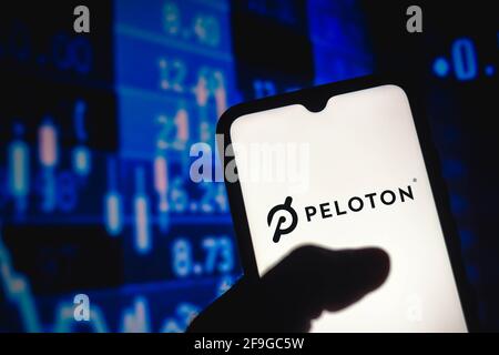 Brasile. 18 Apr 2021. In questa illustrazione fotografica viene visualizzato il logo Peloton Interactive sullo schermo dello smartphone. (Foto di Rafael Henrique/SOPA Images/Sipa USA) Credit: Sipa USA/Alamy Live News Foto Stock