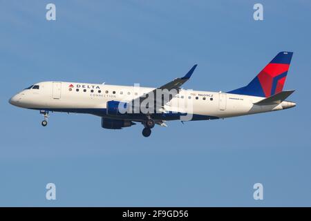 Los Angeles, Stati Uniti d'America - 22. Febbraio 2016: Delta Connection Embraer 170 all'aeroporto di Los Angeles (LAX) negli Stati Uniti. Foto Stock