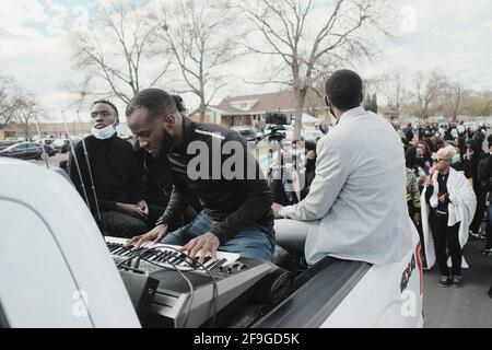 Brooklyn Center, Stati Uniti. 17 Apr 2021. I membri di un gruppo di chiese suonano pianoforte, cantano inni e guidano una marcia al Brooklyn Center durante una protesta. Durante tutta la settimana i manifestanti si sono riuniti di fronte al Brooklyn Center Police Department per protestare contro l'uccisione di Daunte Wright, 20 anni, da parte del responsabile della polizia del Brooklyn Center Kim Potter. I manifestanti e la polizia si sono scontrati più volte dall'inizio delle proteste e hanno attirato critiche e accuse di eccessiva forza e brutalità della polizia contro i manifestanti e la stampa. Credit: SOPA Images Limited/Alamy Live News Foto Stock