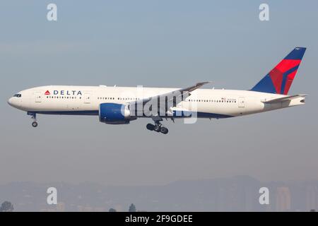 Los Angeles, Stati Uniti d'America - 22. Febbraio 2016: Delta Airlines Boeing 777-200 all'aeroporto di Los Angeles (LAX) negli Stati Uniti. Boeing è un costruttore di aeromobili basato Foto Stock