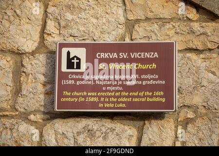 Chiesa di San Vinsent nella città vecchia di vela Luka, isola di Korcula, Croazia Foto Stock