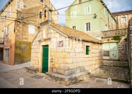 Chiesa di San Vinsent nella città vecchia di vela Luka, isola di Korcula, Croazia Foto Stock