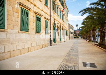 Vela Luka, Croazia - 29.03.2021: Mosaico in via principale a vela Luka, sull'isola di Korcula, nel Mare Adriatico, Croazia Foto Stock