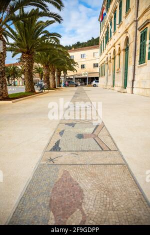 Vela Luka, Croazia - 29.03.2021: Mosaico in via principale a vela Luka, sull'isola di Korcula, nel Mare Adriatico, Croazia Foto Stock