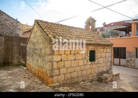 Chiesa di San Vinsent nella città vecchia di vela Luka, isola di Korcula, Croazia Foto Stock