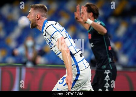 Napoli, Italia. 18 Apr 2021. Milano Skriniar dell'Internazionale reagisce durante il campionato italiano Serie A Football Match tra SSC Napoli e FC Internazionale il 18 aprile 2021 allo stadio Diego Armando Maradona di Napoli - Foto Federico Proietti/DPI Credit: DPI Media/Alamy Live News Foto Stock