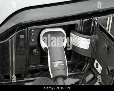 Colonia, Germania. 18 Apr 2021. Un rifornimento di auto ad una stazione di rifornimento di elettricità, stazione di ricarica Credit: Horst Galuschka/dpa/Horst Galuschka dpa/Alamy Live News Foto Stock