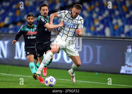 Napoli, Italia. 18 Apr 2021. Mario Rui di Napoli (L) vies per il pallone con lo Skriniar di Milano dell'Internazionale (R) durante il campionato italiano Serie A Football Match tra SSC Napoli e FC Internazionale il 18 aprile 2021 allo stadio Diego Armando Maradona di Napoli - Foto Federico Proietti/DPI Credit: DPI Media/Alamy Live News Foto Stock